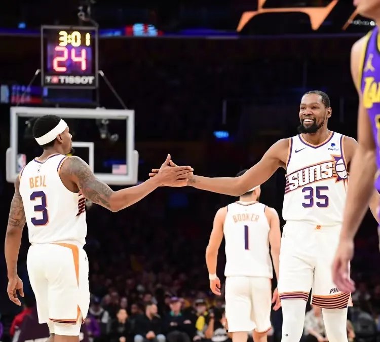 包含比尔砍下三双，带球队取得胜利的词条