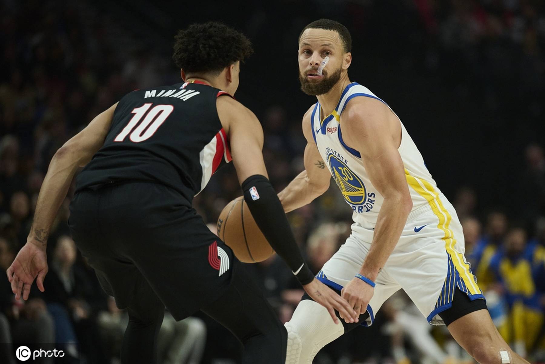 勇士主场险胜掘金,取得西部决赛首胜 勇士主场险胜掘金,取得西部决赛首胜