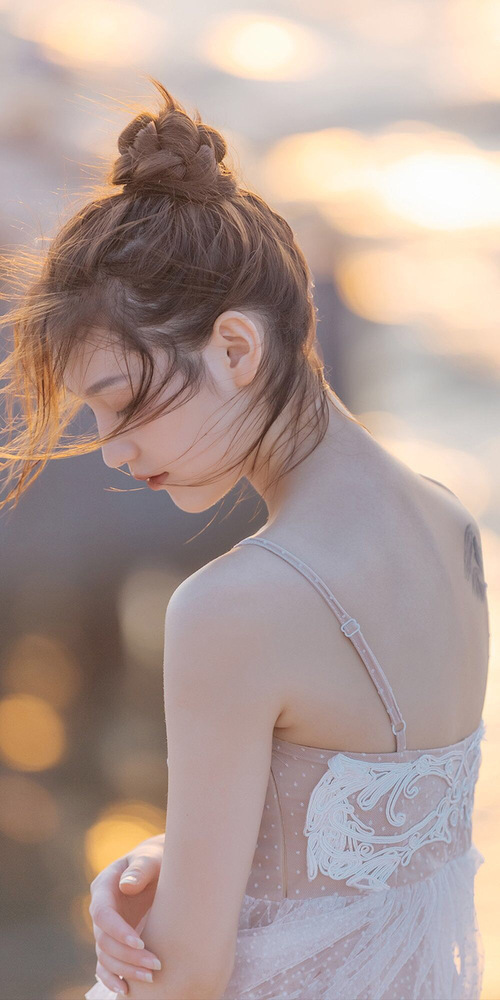 灰熊决胜局带走太阳,布克关键制胜,一场定义坚韧的战役