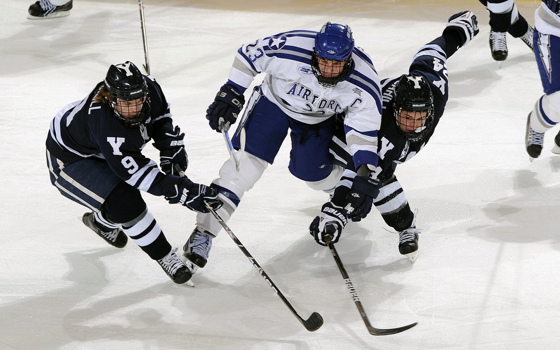 莱万冠军级表现引领波兰，尼斯强势晋级秘鲁背后的战术密码